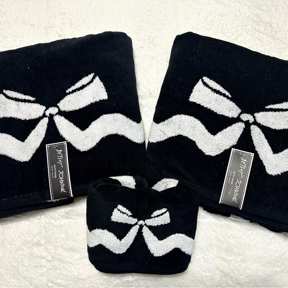 Betsy Johnson Black and White Bow Design Towel Set